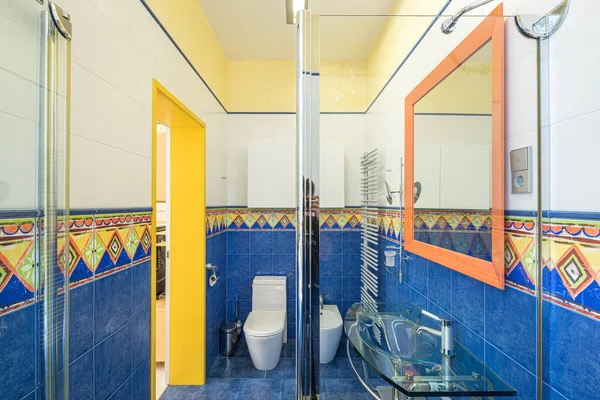 Interior Moderno Banheiro Apartamento Luxo Azul Amarelo Chuveiro Vidro — Fotografia de Stock