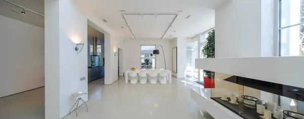 Moderní Interiér Luxusního Soukromého Domu Prostorný Obývací Pokoj Jídelním Stolem — Stock fotografie