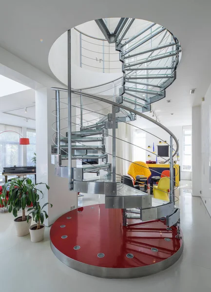 Lüks Özel Evde Metal Camdan Yapılmış Spiral Merdiven Modern Beyaz — Stok fotoğraf