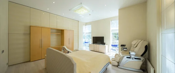 豪华公寓卧室的现代室内装饰 私人住宅 黄色调舒服的床按摩椅 — 图库照片