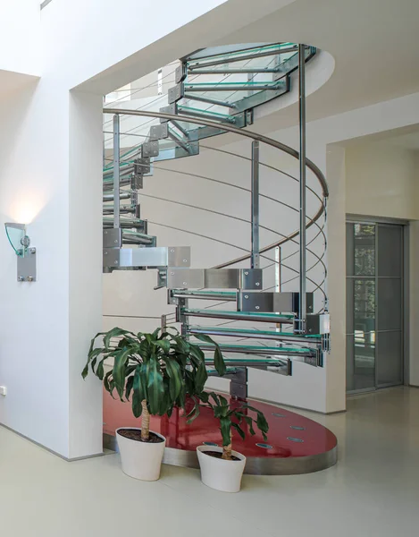 Спиральная Лестница Металла Стекла Роскошном Частном Доме Современный Белый Интерьер — стоковое фото