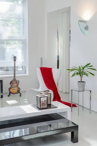 Modern Wit Interieur Van Luxe Appartement Woonkamer Stoel Rode Ruit — Stockfoto