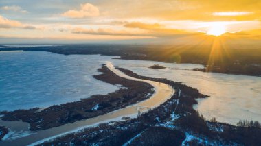 Hava görüntüsü. Erken bahar doğasının manzarası. Suda eriyen buz. Orman.