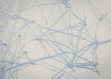 Karda ayak izleri var. Üst dron görüntüsü. Kış doğası.