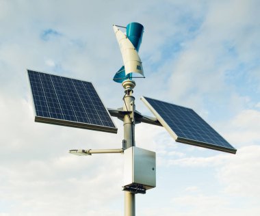 Kutuptaki bir çift güneş paneli. Ekolojik enerji.