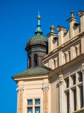 Polonya, Krakow 'daki modern bina cephesi. Güneşli bir gün. Avrupa 'da turizm.