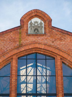 Riga armalı modern kırmızı tuğla bina, şehrin resmi sembollerinden biri.