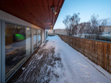 Kışın lüks özel evin modern dış mekanı. Pahalı bir kulübe. Açık hava terası.