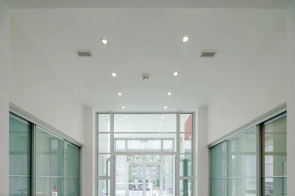 Moderní Interiér Prostorné Haly Luxusním Soukromém Domě Skleněné Posuvné Dveře — Stock fotografie