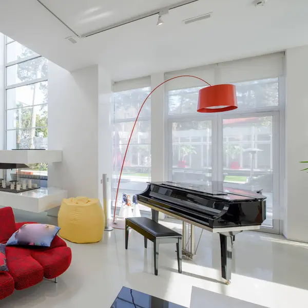 Intérieur Moderne Maison Privée Luxe Salon Spacieux Avec Canapé Rouge — Photo