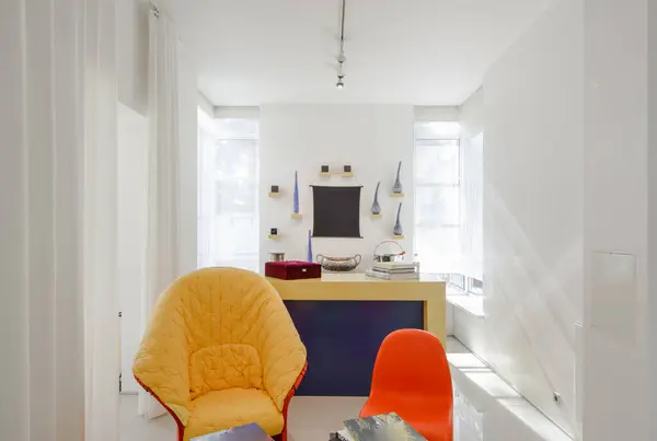 Lüks Dairenin Modern Mimarisi Beyaz Duvarlar Siyah Sarı Turuncu Sandalyeler — Stok fotoğraf
