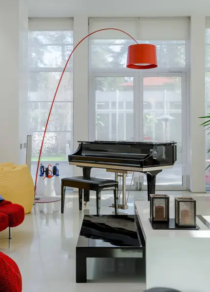高級なプライベートハウスのモダンなインテリア 広々としたリビングルーム ブラックピアノ レッドランプ — ストック写真