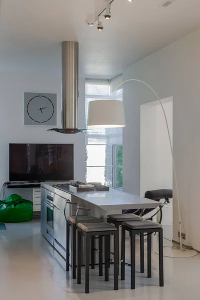 Interior Branco Moderno Casa Privada Espaçosa Cozinha Sala Jantar Mesa — Fotografia de Stock