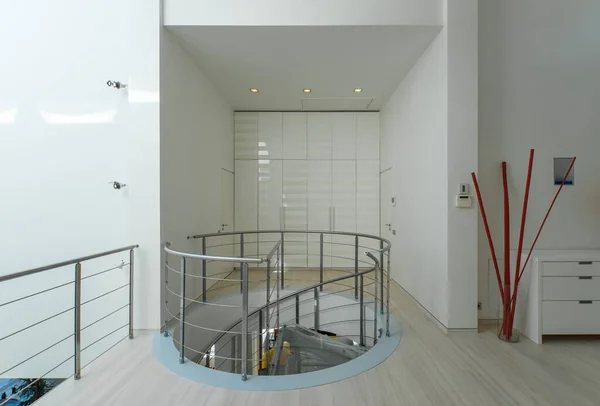 Modern Interieur Van Hal Luxe Prive Huis Spiraalvormige Trap Van — Stockfoto