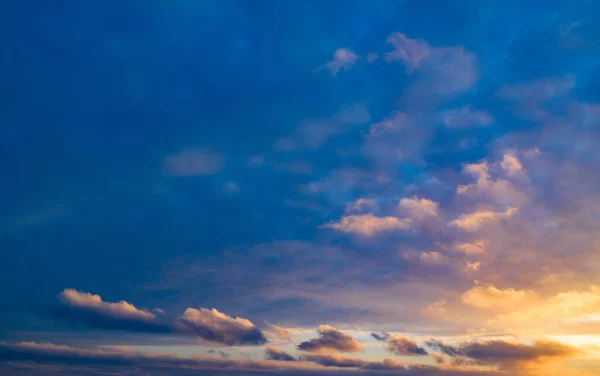 Scenic Landschap Van Zonsondergang Hemel Met Wolken Boven Zee — Stockfoto