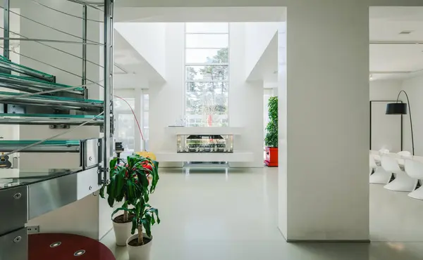 高級なプライベートハウスのモダンなインテリア 白い床と壁のあるスパイオナスリビングルーム スパイラル階段 — ストック写真