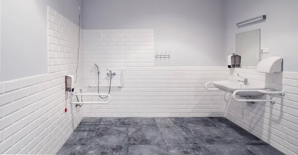 Interior Casa Banho Com Instalações Para Deficientes Tijolos Brancos Azulejo — Fotografia de Stock