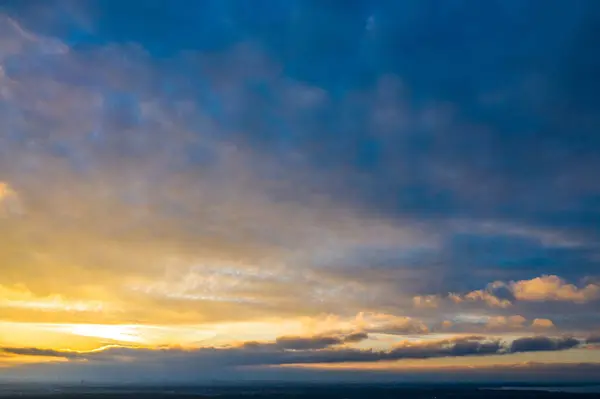 Scenic Landschap Van Zonsondergang Hemel Met Wolken Boven Zee — Stockfoto