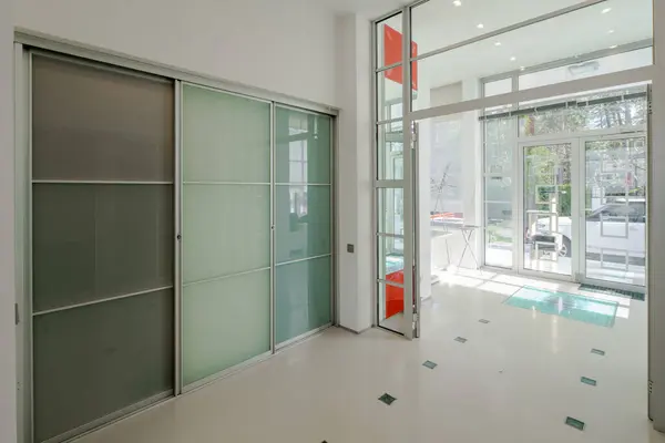 Modernes Interieur Der Geräumigen Halle Einem Luxuriösen Privathaus Glasschiebetüren Tageslicht — Stockfoto