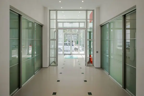 豪华私人住宅中宽敞的大厅的现代内部 玻璃滑动门 天亮了 — 图库照片