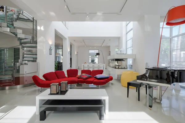Lüks Özel Evin Modern Mimarisi Geniş Oturma Odası Kırmızı Kanepe — Stok fotoğraf