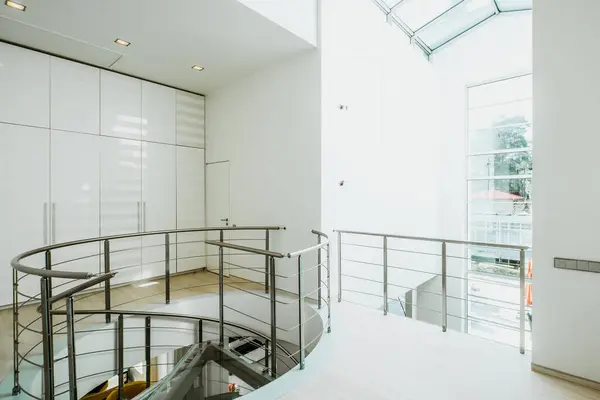 Lüks Özel Evdeki Modern Salon Cam Metalden Yapılmış Spiral Merdiven — Stok fotoğraf