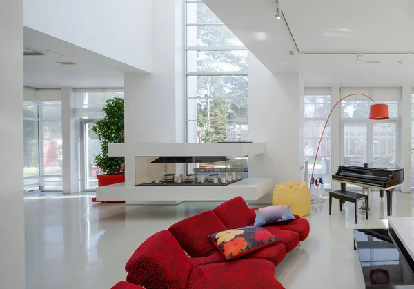 豪华私人住宅的现代内部 宽敞的客厅 有红色的沙发 白色的桌子 巨大的窗户 — 图库照片