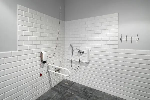 Interior Casa Banho Com Instalações Para Deficientes Chuveiro Tijolos Brancos — Fotografia de Stock