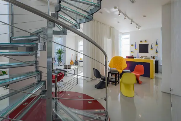 Interiro Moderno Luxo Casa Privada Escada Espiral Vidro Metal Sala — Fotografia de Stock