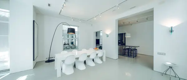 Moderní Interiér Luxusního Soukromého Domu Prostorný Obývací Pokoj Jídelním Stolem — Stock fotografie