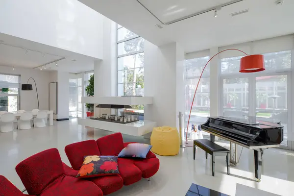 高級民家のモダンなインテリア 赤いソファ ピアノ 白いテーブル付きの広々としたリビングルーム — ストック写真