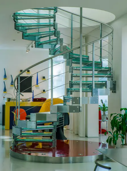 豪华私人住宅的现代内联 玻璃和金属螺旋楼梯 白色客厅 — 图库照片