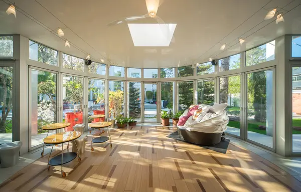 Lüks bir özel evin modern iç mimarisi. Sakin ol. Kocaman pencereler. Güneş ışığı.