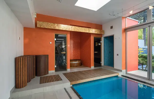 Moderní Interiér Luxusního Soukromého Domu Plavat Chalupě Skleněná Zeď — Stock fotografie