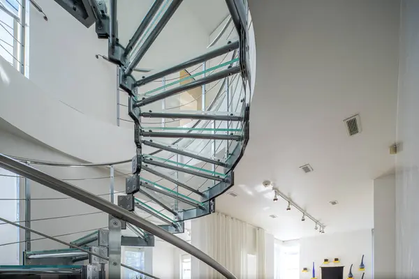 Lüks Özel Evin Modern Mimarisi Cam Metalden Yapılmış Spiral Merdivenlerin — Stok fotoğraf