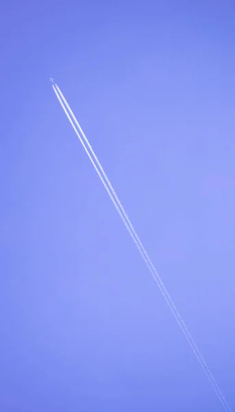 Grandes Aviones Volando Cielo Carril Blanco Cielo Azul — Foto de Stock