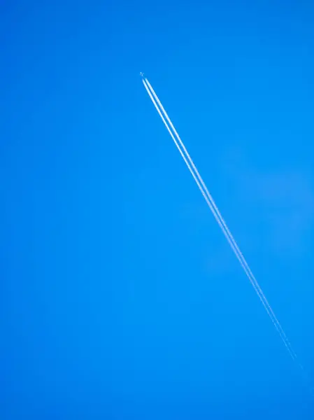 Μεγάλα Αεροσκάφη Πετούν Στον Ουρανό Λευκή Λωρίδα Μπλε Ουρανός — Φωτογραφία Αρχείου