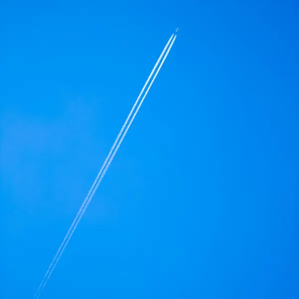 在天空中飞行的大型飞机 白色的车道蓝天 — 图库照片
