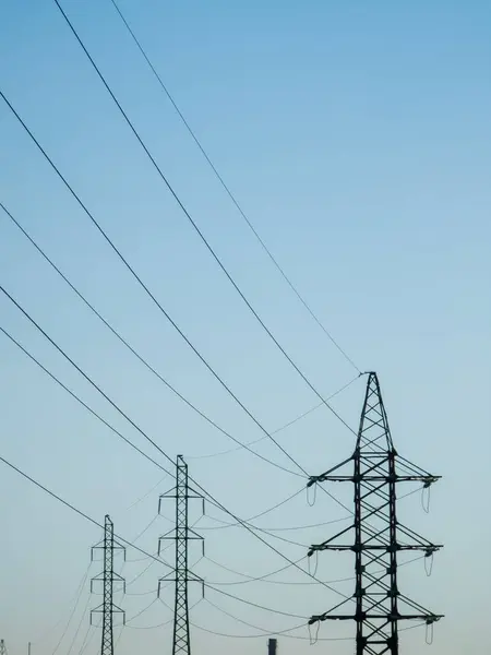 Wysokonapięciowa Linia Energetyczna Wieże Pod Niebem — Zdjęcie stockowe