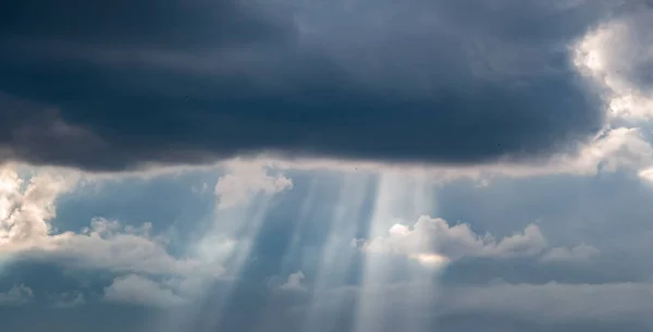 Natuur Achtergrond Stralen Van Zonlicht Door Wolken — Stockfoto