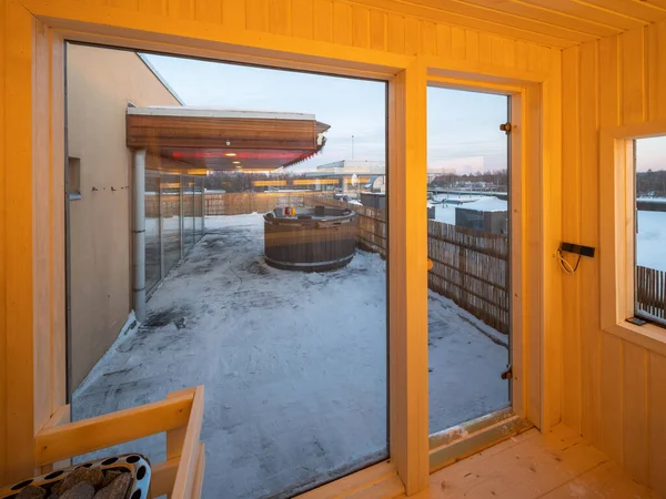 Innenraum Einer Kleinen Finnischen Holzsauna Mit Glastür Luxus Privathaus — Stockfoto