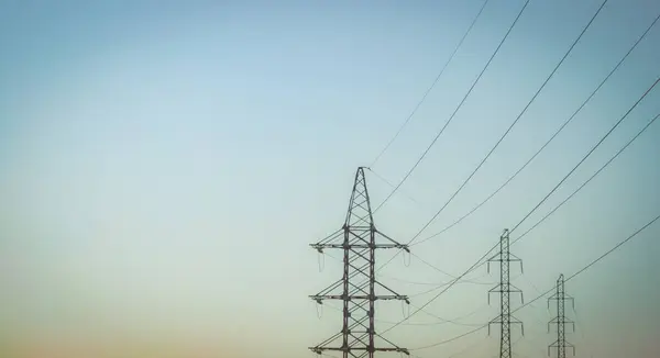 Torres Línea Eléctrica Alta Tensión Contra Cielo —  Fotos de Stock