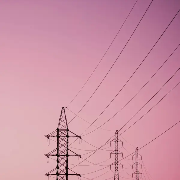Wysokonapięciowa Linia Energetyczna Wieże Pod Niebem — Zdjęcie stockowe