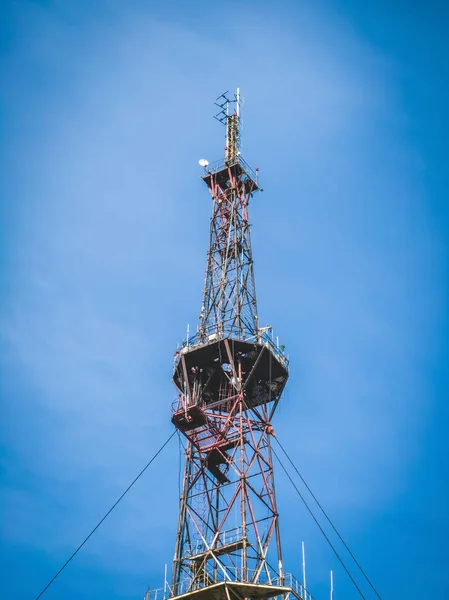 Башня Связи Антенный Передатчик Беспроводной Связи Голубое Небо Заднем Плане — стоковое фото