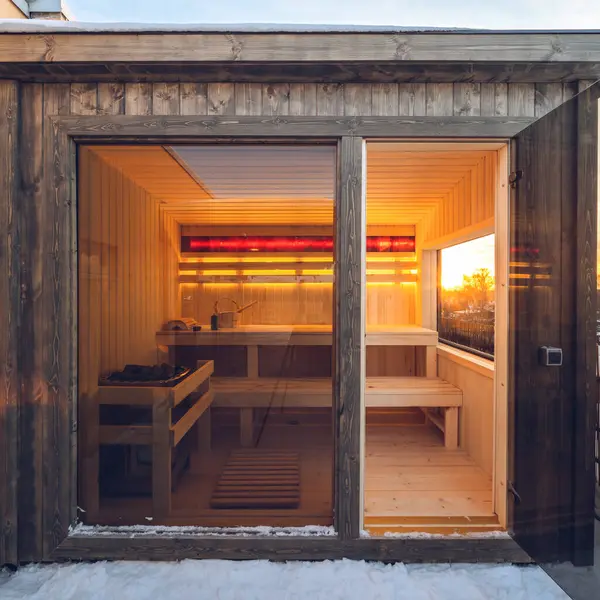 小屋平台上有玻璃门的木制小桑拿 奢华的私人住宅 — 图库照片