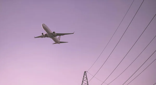 Wysokonapięciowa Linia Energetyczna Wieże Pod Niebem Samolot — Zdjęcie stockowe