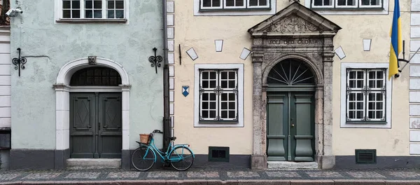 Bisiklet eski evin önüne park edilmiş. Eski kasabadaki bina cephesi.