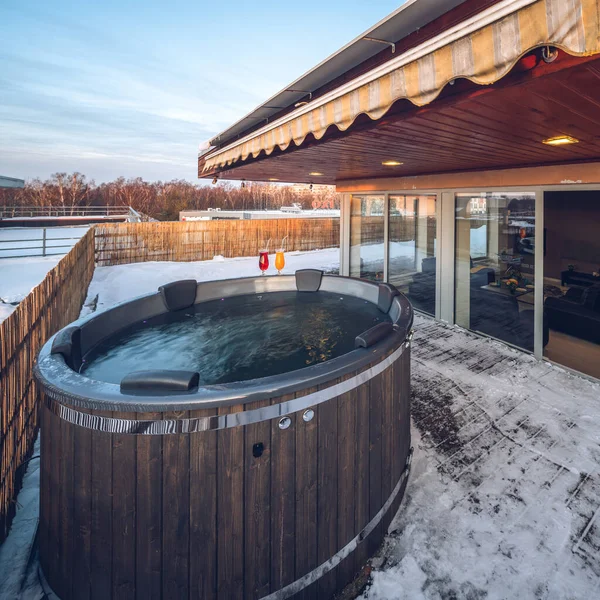 Nyílt Terasz Forró Kültéri Káddal Télen Luxus Magánház Modern Üdülőház — Stock Fotó