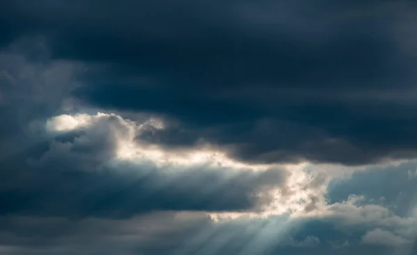 Natuur Achtergrond Stralen Van Zonlicht Door Wolken — Stockfoto