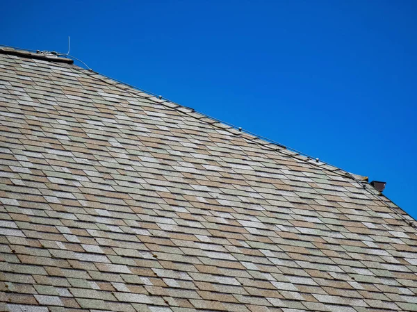 Szary Ceramiczny Dach Płytek Ceramicznych Błękitne Niebo Zbliżenie — Zdjęcie stockowe